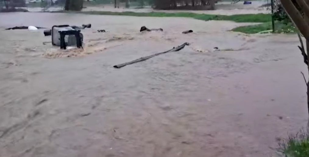 КАЛИФОРНИЈА ПОД ВОДА Вонредна состојба, торнада и опасност од свлечишта