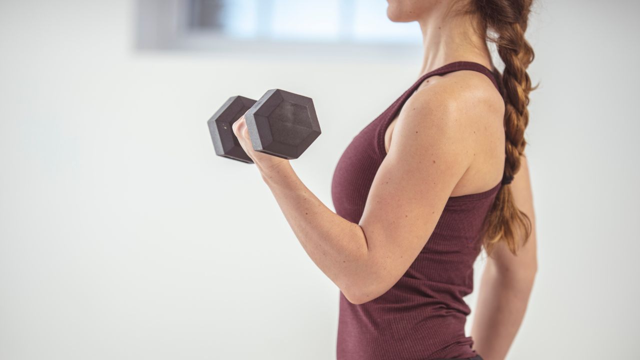 Дали вежбите со ТЕЖИНА го забрзуваат МЕТАБОЛИЗМОТ?