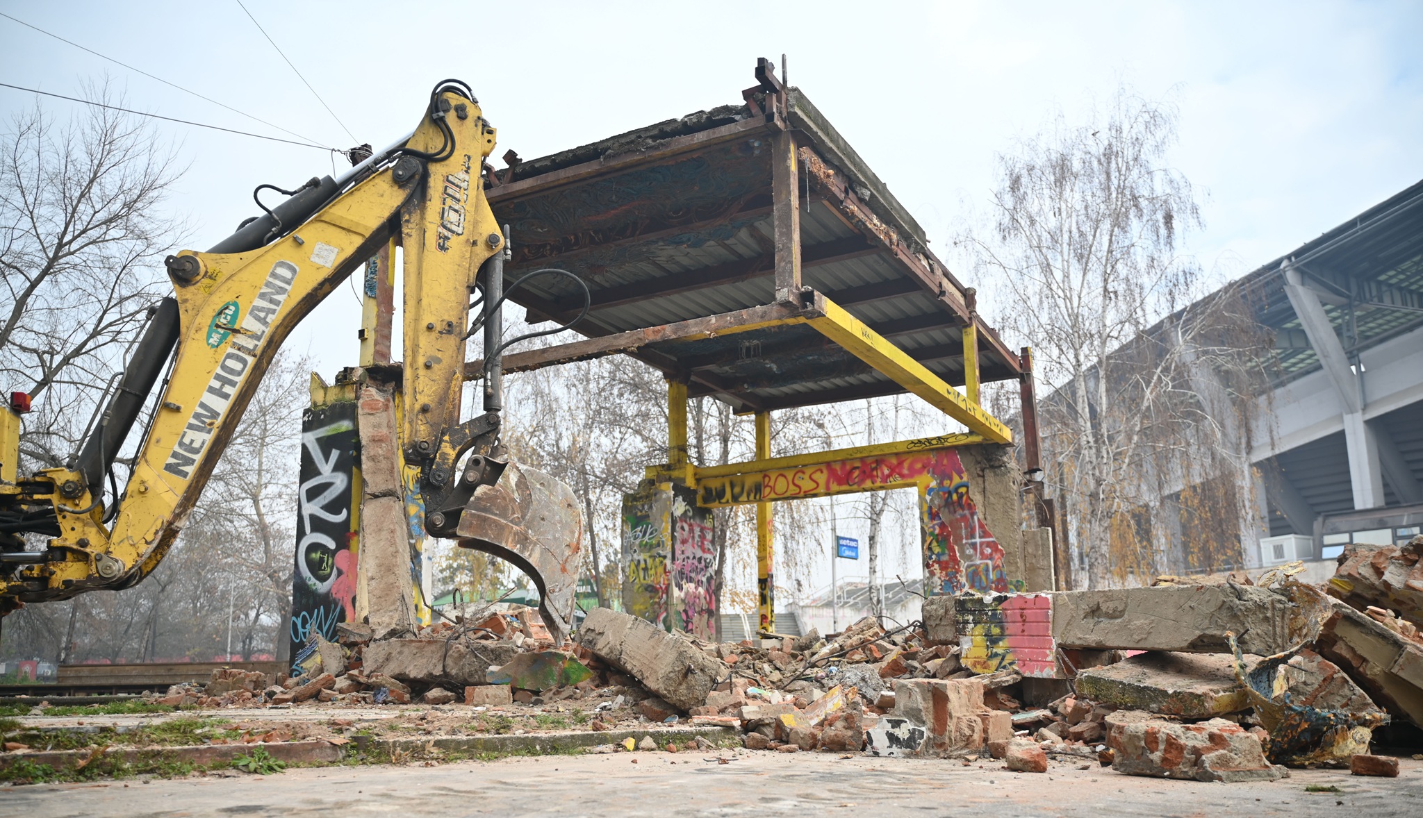 [Фото] Се рушат остатоците од култниот ресторан „Езерце“