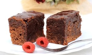 (ВИДЕО) Сочен и мек десерт – Колачот чоколадна фантазија е пример за тоа како да направите добар пандишпан без јајца