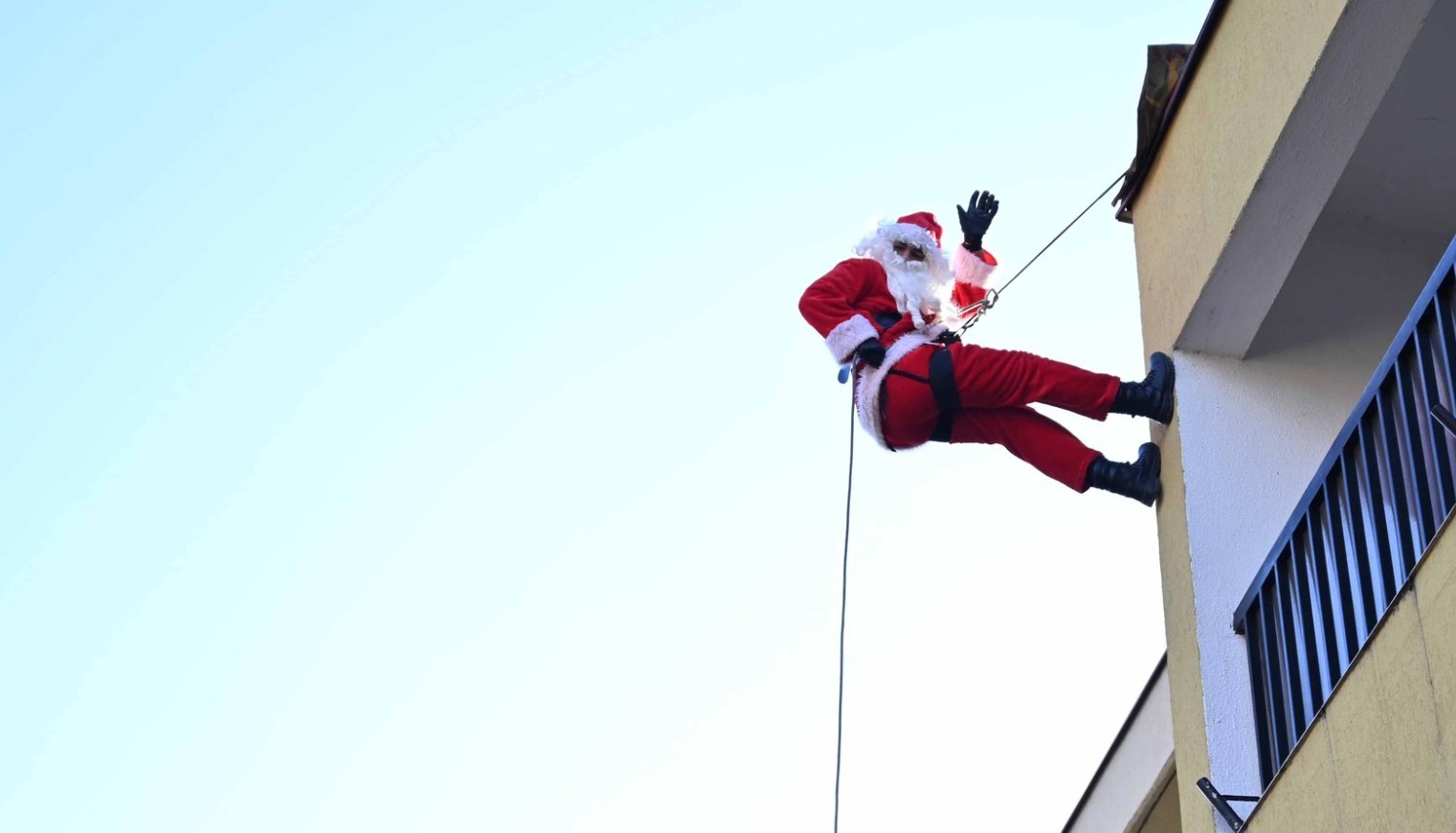 „ДЕДО МРАЗ СКОКАШЕ ОД ЗГРАДА И ГИ ИЗРАДУВА НАЈМЛАДИТЕ“: и Тигрите во предновогодишно расположение