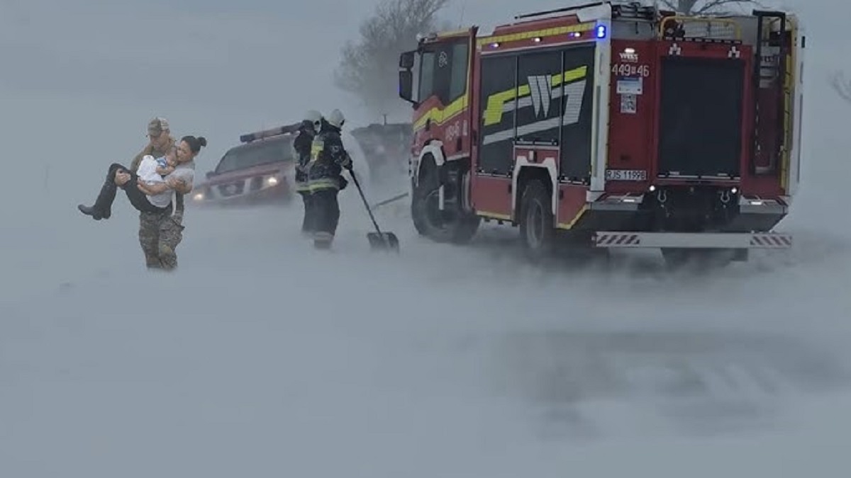 Обилни снежни врнежи во Полска, вериги од автомобили долги до 20 километри