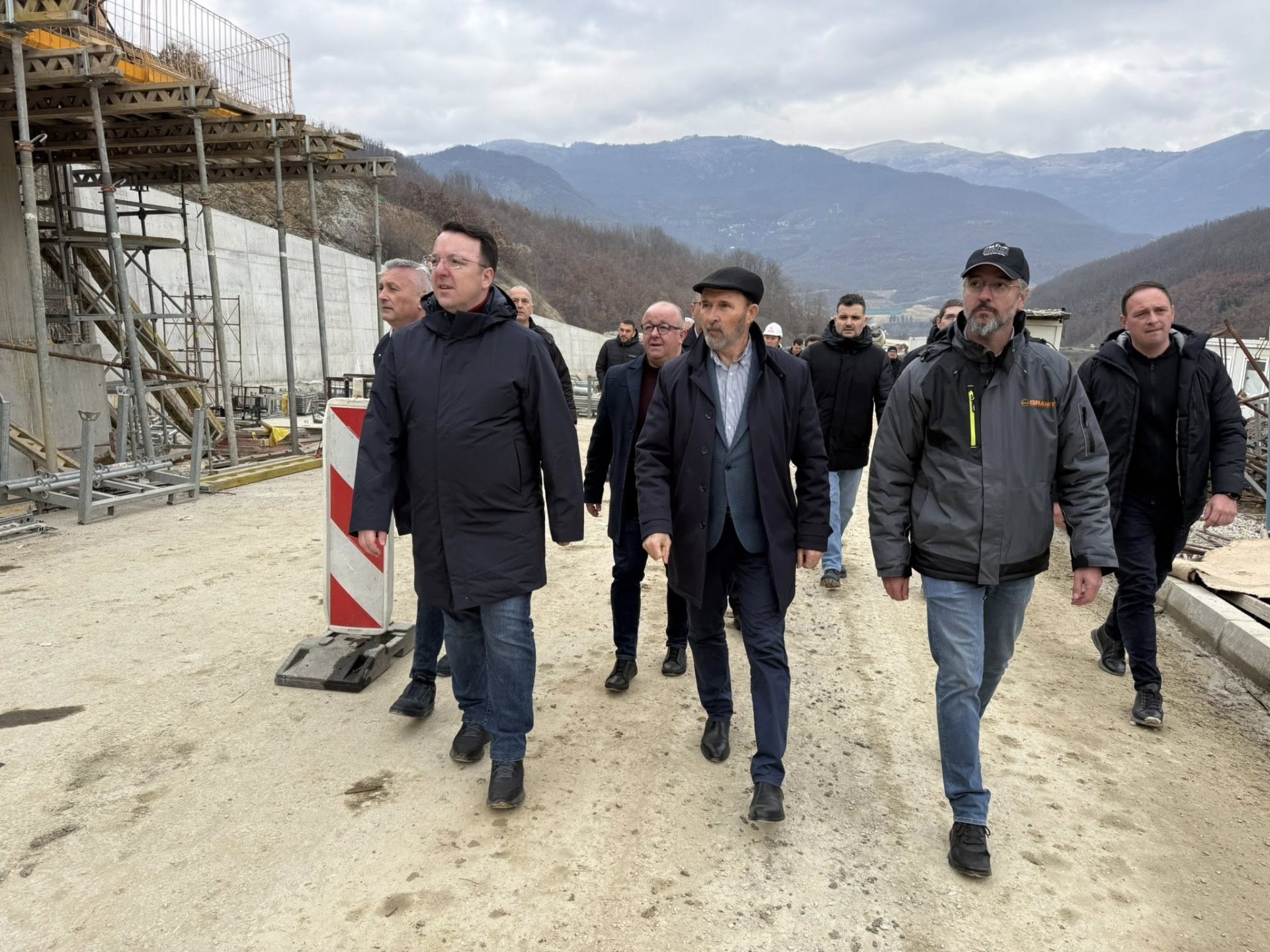 Трајановски заедно со Николовски на увид на градежните работи на автопатот Кичево-Охрид