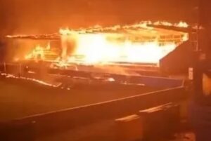 (ВИДЕО) Испаднаа од лига, па тројца тинејџери го запалија стадионот на финскиот клуб Хака