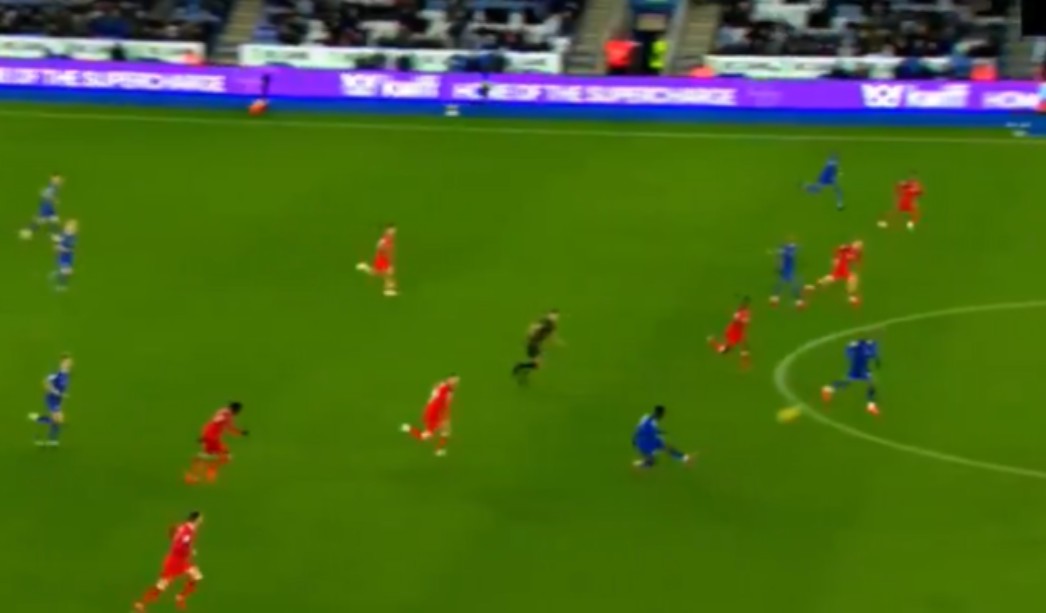 Спектакуларен гол во Англија: Фудбалер на Лестер погоди од 60 метри! (ВИДЕО)