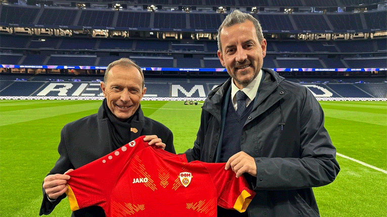 Легендата Бутрагењо доби македонски дрес од делегатот на Реал Мадрид – Манчестер сити