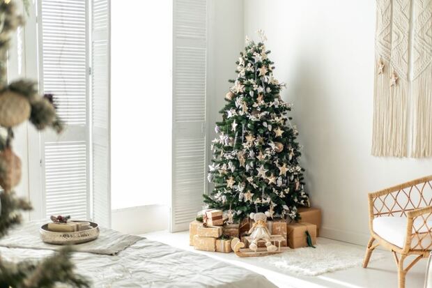 Пет трендови за украсување новогодишни елки кои се хит во 2025/2026 година