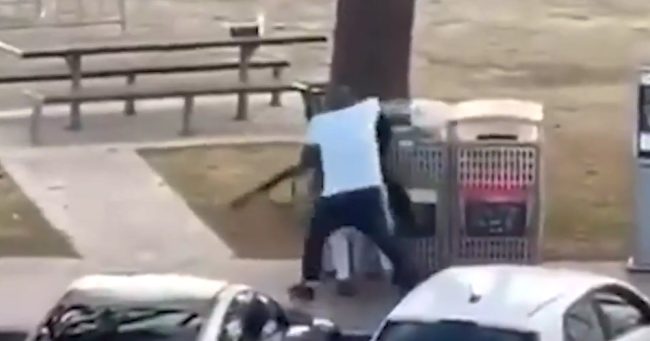 ДЕСЕТ ЗАГИНАТИ ВО ПУКАЊЕ НА ПЛАЖА ВО АВСТРАЛИЈА, ЕДЕН НАПАЃАЧ Е УБИЕН, А ГРАЃАНИН МУ ГО ОДЗЕДЕ ОРУЖЈЕТО НА ДРУГ