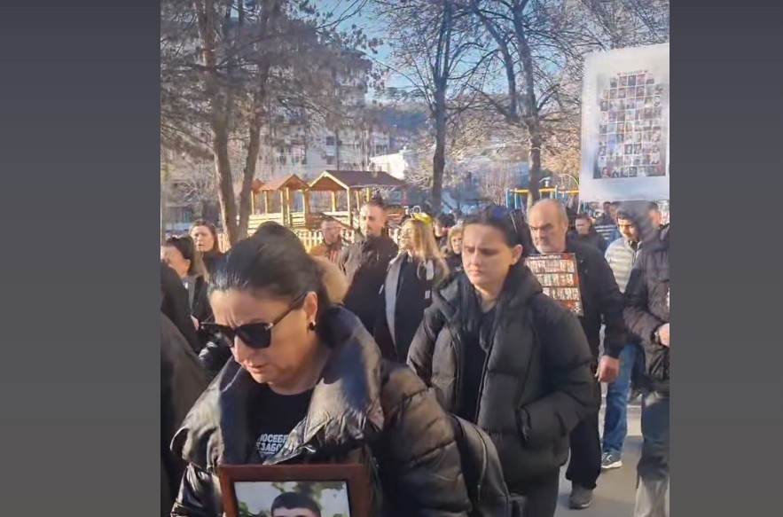 „Славејте како што славевте – радосни и разиграни како таа кобна ноќ“: потресни сведоштва од 35 протестен Марш на ангелите во Кочани (ВИДЕО)