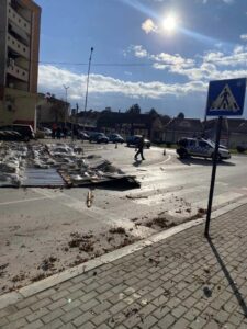 Силен ветер откорна парче лим од покрив на зграда во Куманово