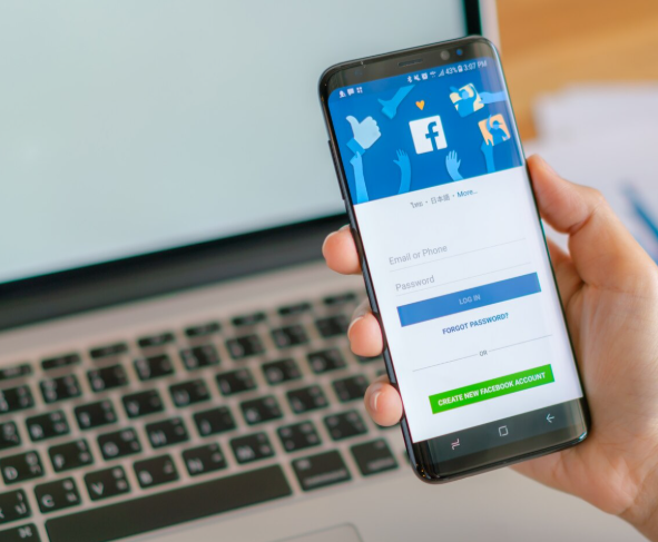 Франција ќе ги забрани социјалните медиуми за деца под 15 години, уште две земји го планираат истото