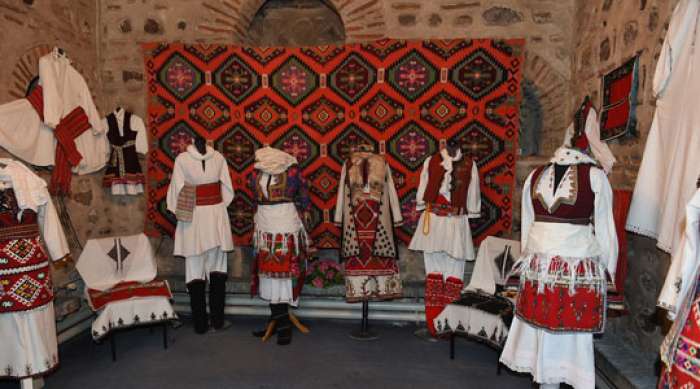 Приведени тројца бугарски државјани кои биле затекнати со делови од македонски народни носии