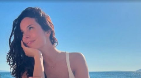 Младата актерка и хрватскиот фудбалер го чекаат своето прво дете