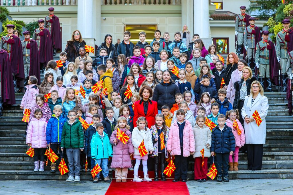 Церемонија на свечено менување на државното знаме во Кабинетот на Сиљановска-Давкова
