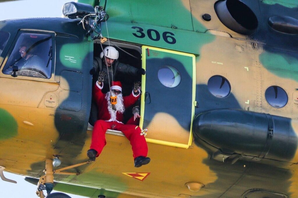 ФОТО Дедо Мраз пристигна со хеликоптер – Давкова, Мисајловски и Лафчиски на предновогодишна средба со мировниците и нивните семејства