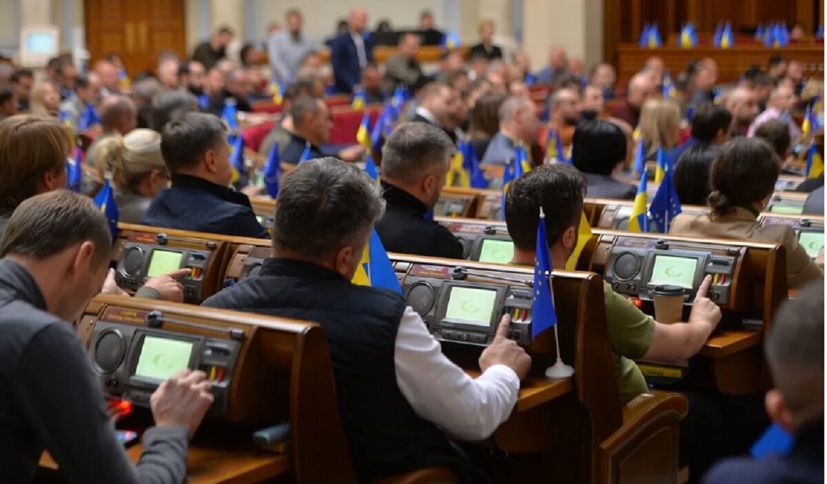 Украински пратеници добивале од 2.000 до 20.000 долари за „правилно“ гласање