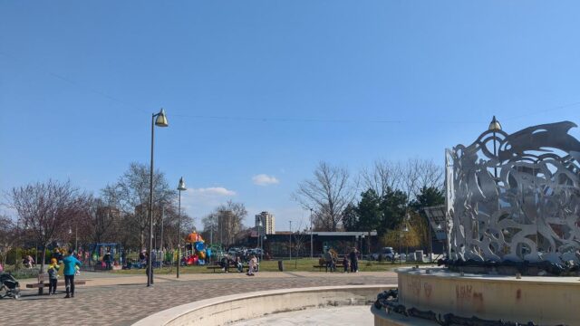 Оштетена новогодишната елка на плоштадот „Делфина“ во Карпош