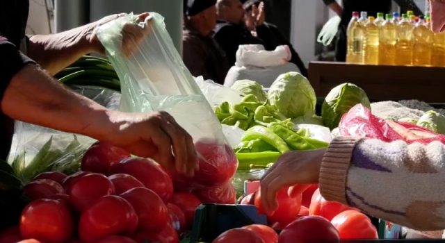 ЦЕНОВЕН ПРИТИСОК: Инфлацијата не се „заузда“ туку се прелеа во економијата – на пазарите предпразнично „солени“ цени!