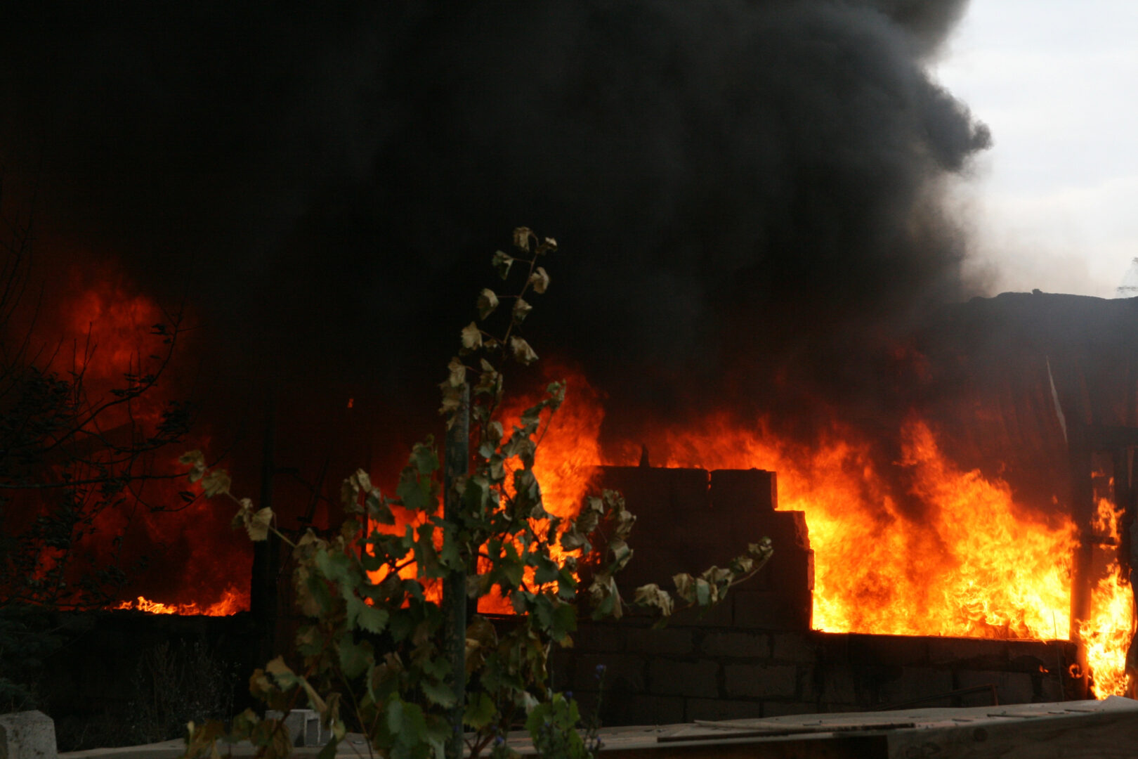 Бебе загина во пожар, пожарникарите успеале да ги спасат мајката и трите деца во Призрен