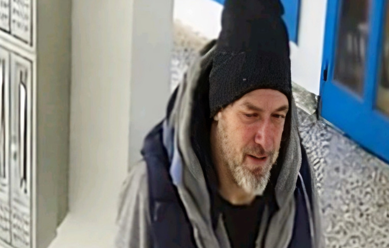 (Видео) Маж во Белград нападнал баба со нож пред нејзиниот внук во зграда