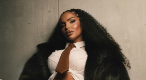 Џехва со афро кадрици и потемен тен во минијатурен костим за капење