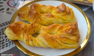 (ВИДЕО) ДОМАШНИ ЛИСТЕСТИ СТАПЧИЊА СО СИРЕЊЕ: Подготовката е интересна и лесна, а резултатот е вистинска фантазија од вкус