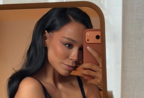 Пејачката Едита Арадиновиќ со секси селфи – Деколтето во фокус