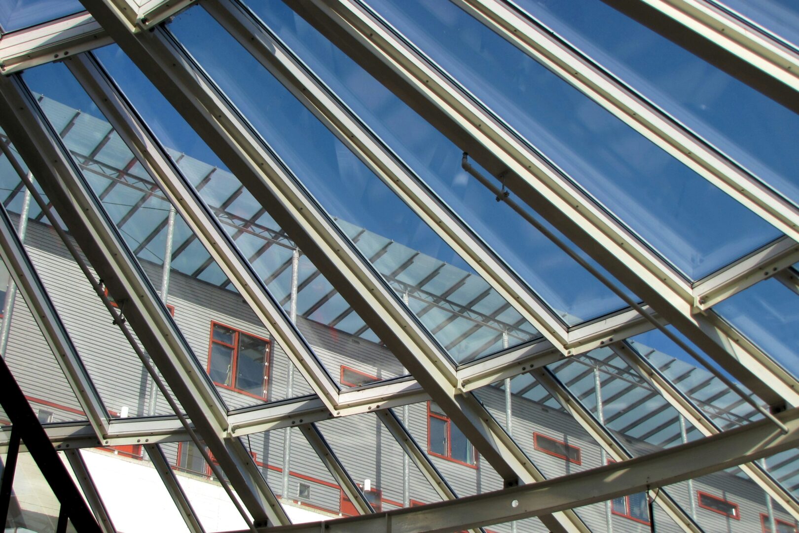 Деца пропаднаа низ стаклен покрив на училиште во Белгија