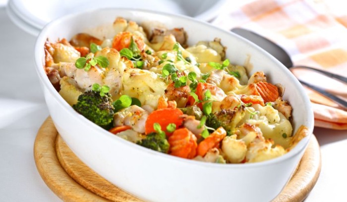 РЕЦЕПТ НА ДЕНОТ: Пилешко со зеленчук во едно тавче