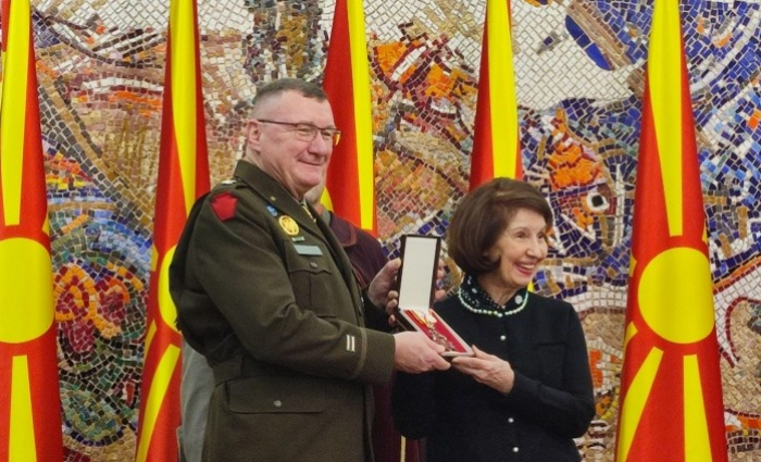 Сиљановска-Давкова го одликуваше американскиот генерал-мајор Најт со Орден за воени заслуги