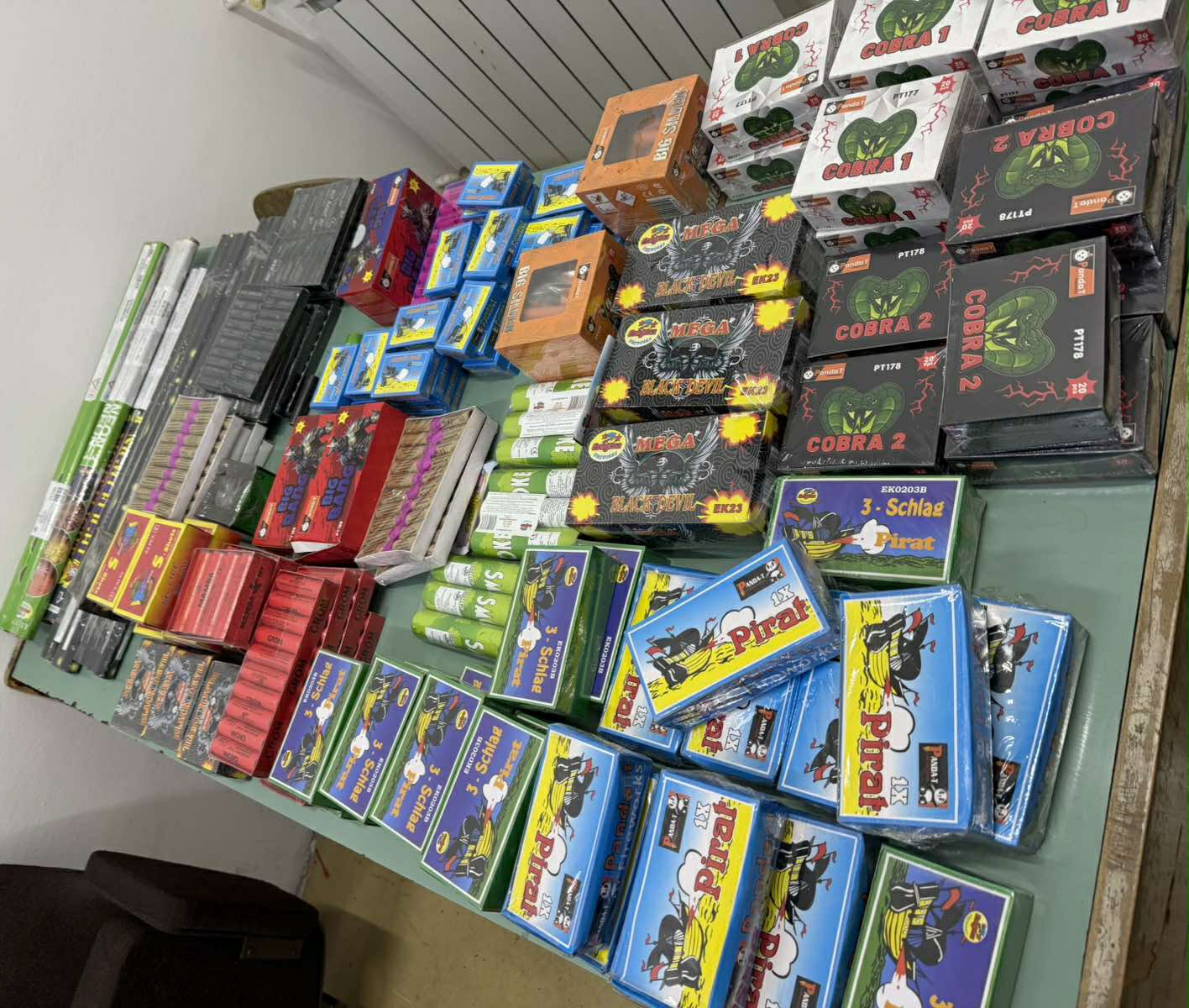 Запленети над 6.000 парчиња пиротехника на Бит Пазар