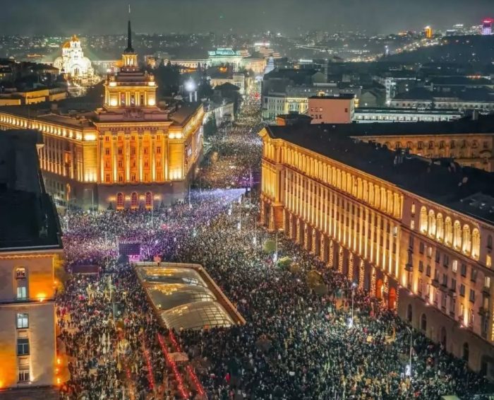 „Оставка да фрлиш, нема кај да падне!“ – протести за оставка на малцинската влада на Бугарија