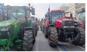 Грција e под притисок: Земјоделците ги држат патиштата блокирани