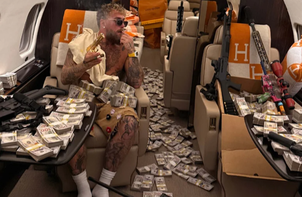 Боксерот и јутјубер заврши во болница по ќотекот во рингот, но потоа предизвика хаос со објавата со парите (ФОТО)