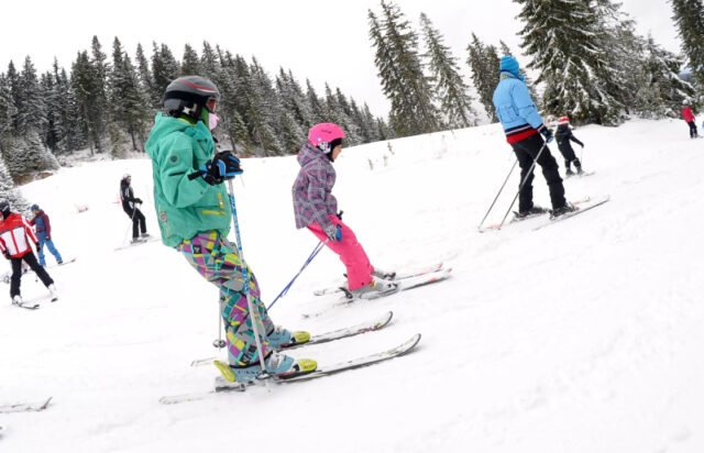 Наместо за 200 евра да зимуваат во македонските ски-центри, децата одат во Бугарија и плаќаат двојно