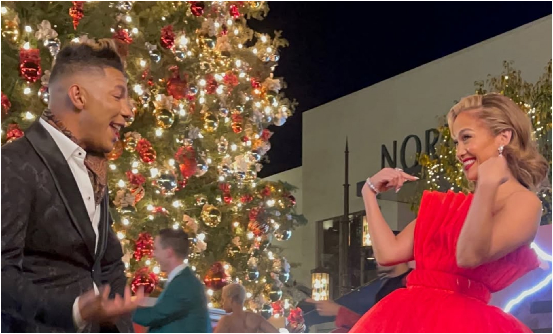 Стајлинг за Новогодишна ноќ или за цуркус? Џенифер Лопез собра критики за фустан што не се гледа секој ден