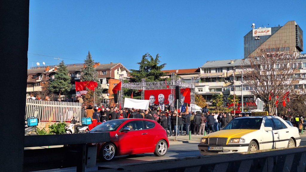 Започна собирот за поддршка на поранешните команданти на ОВК на плоштадот „Скендербег“