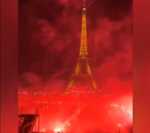 Приведени 40 луѓе поради непријавен огномет во близина на Ајфеловата кула