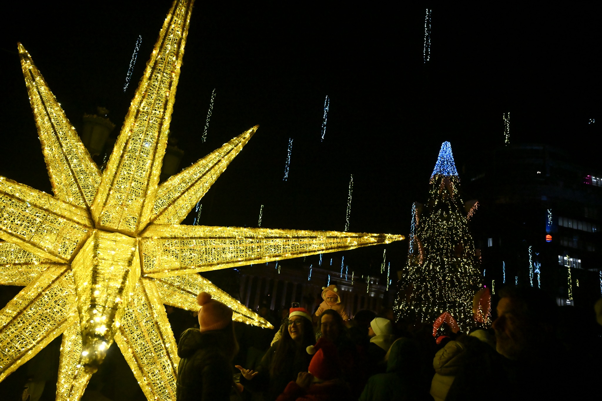 ФОТО| Скопје блесна со новогодишниот сјај