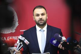 Наглото зголемување на минималната плата е притисок врз малите и средни претпријатија, смета министерот за економија