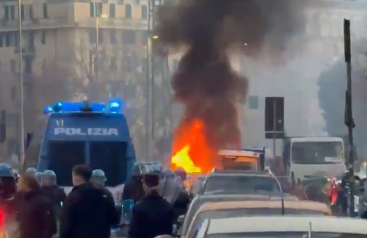 Хаос во Италија: Војна пред стадионот меѓу хулиганите на Интер и Џенова (ВИДЕО)