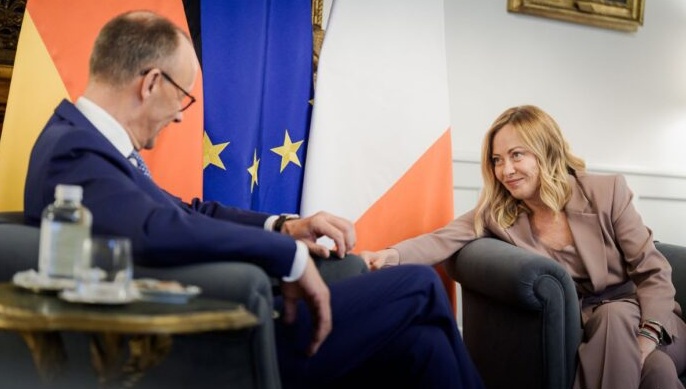 МЕЛОНИ МУ СЕ ПРИДРУЖИ НА МЕРЦ: Да се возат автомобили на бензин и дизел и по 2035 година, да се укине забраната што ја донесе ЕУ