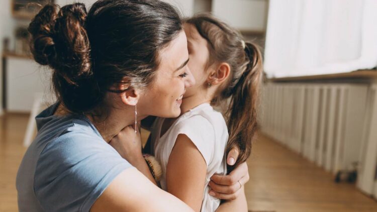 Силата на мајчините зборови: 6 реченици што го обликуваат животот на вашето дете