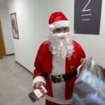 Анaбела се маскираше во Баба Мразица и им приреди незаборавно изненадување на внуките