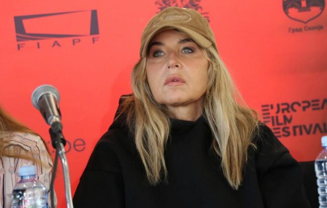 ПЛАЧЕВ КOГА ГО ПРОЧИТАВ СЦЕНАРИОТО ЗА „БЕЛО СЕ ПЕРЕ НА 90“, РЕЧЕ АКТЕРКАТА АНИЦА ДОБРА НА СИНЕДЕЈС