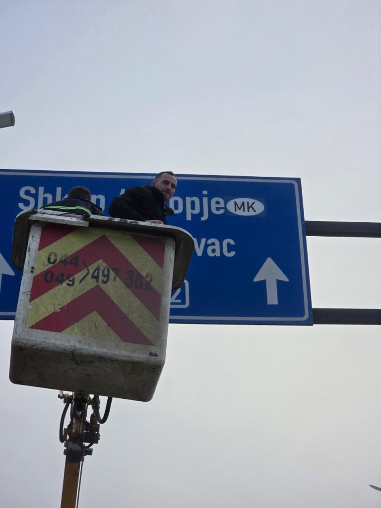 (ФОТО) Косово го исполни ветувањето – го тргна знакот НМК од патните знаци