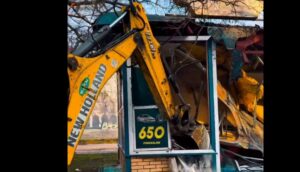 (ВИДЕО) Се рушат бесправно изградени објекти на кејот на Вардар во центар на Скопје