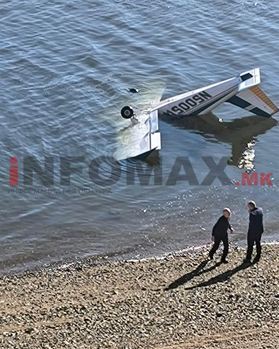 (Фото) Авион се урна во водите на Мавровско езеро!