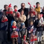 МАКЕДОНСКИ АКТИВИСТИ ИМ ПОДАРИЈА НОВОГОДИШНИ ПАКЕТЧИЊА НА ДЕЦАТА ОД МАЛА ПРЕСПА