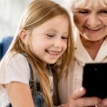 Родителите ги забрануваат екраните, бабите попуштаат – нова ера на семејни конфликти